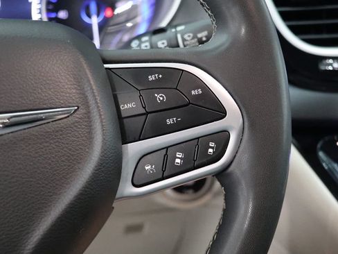 Used 2024 Chrysler Pacifica Touring-L FWD image 22