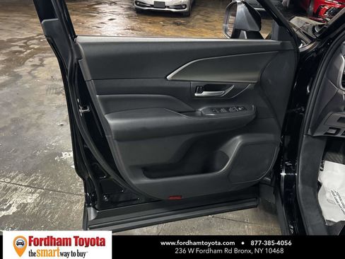 Used 2025 Toyota Grand Highlander AWD image 15