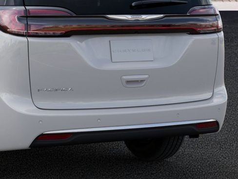 New 2026 Chrysler Pacifica Select image 13