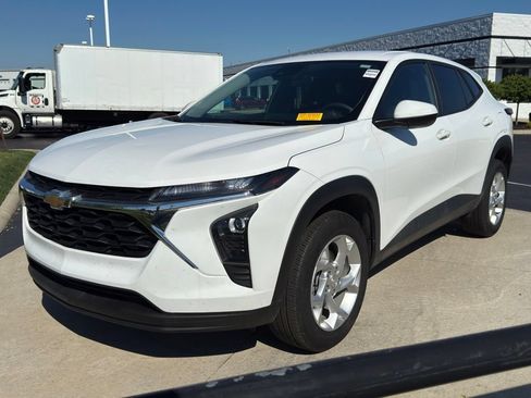 Used 2025 Chevrolet Trax LS w/ LS Convenience Package FWD image 3
