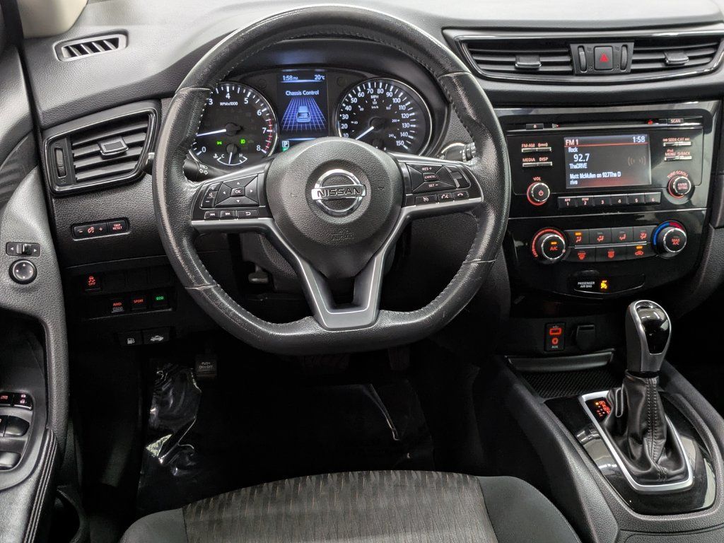 Used 2017 Nissan Rogue SV AWD/4WD image 4