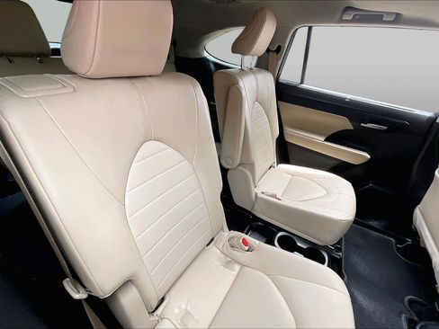 Used 2023 Toyota Highlander XLE FWD image 17