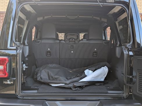 Used 2025 Jeep Wrangler Rubicon image 19