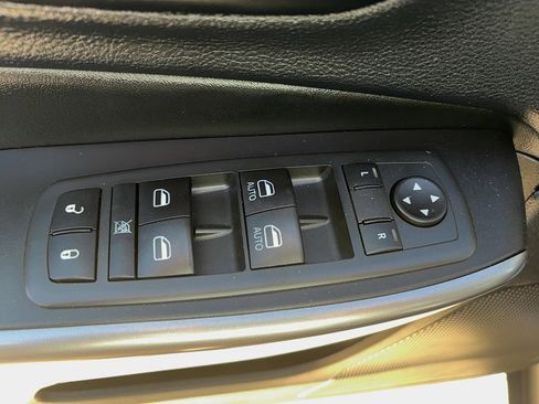 Used 2020 Jeep Cherokee Latitude Plus image 19