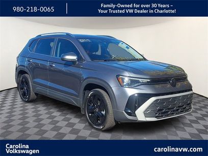 Used 2025 Volkswagen Taos SE w/ Panoramic Sunroof Package