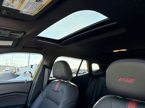 Used 2025 Chevrolet Trax RS w/ Sunroof Package image 3