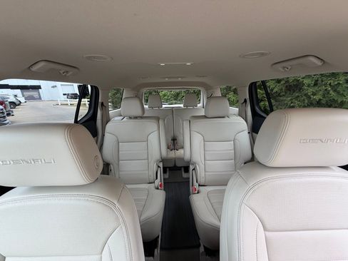 Used 2022 GMC Acadia Denali w/ Denali Technology Package image 3