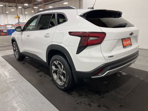New 2026 Chevrolet Trax LT w/ Driver Confidence Package FWD image 5