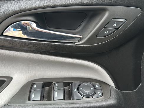 Used 2023 Chevrolet Equinox LS w/ LS Convenience Package image 17