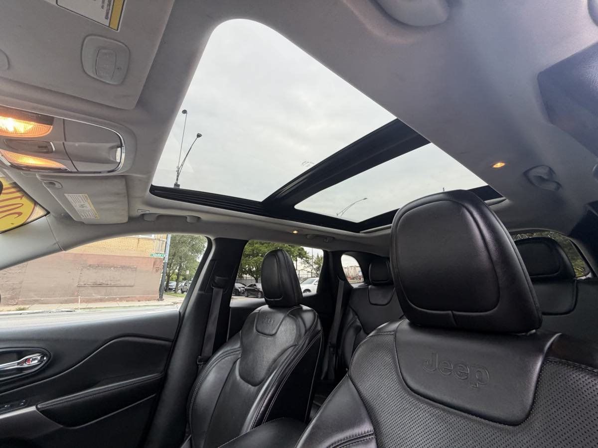 Used 2019 Jeep Cherokee Limited w/ Trailer Tow Group AWD/4WD image 15