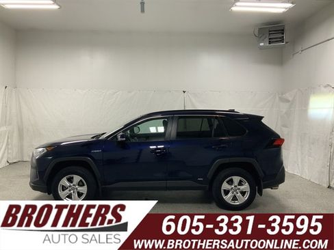 Used 2021 Toyota RAV4 XLE w/ XLE Grade Weather Package AWD/4WD image 1