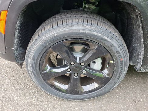 New 2025 Jeep Grand Cherokee Limited image 4