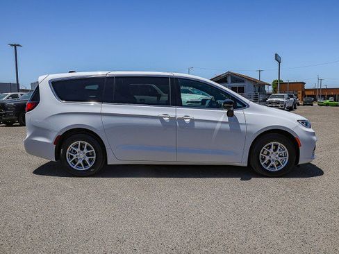 New 2026 Chrysler Pacifica Select FWD image 3