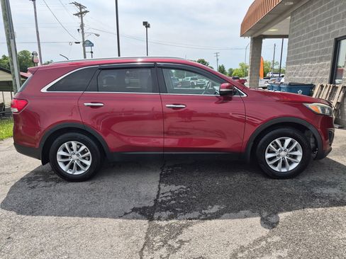 Used 2017 Kia Sorento LX FWD image 2