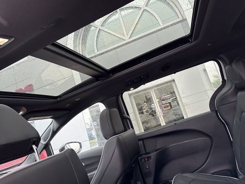 Used 2024 Chrysler Pacifica Limited w/ S Appearance Package image 14