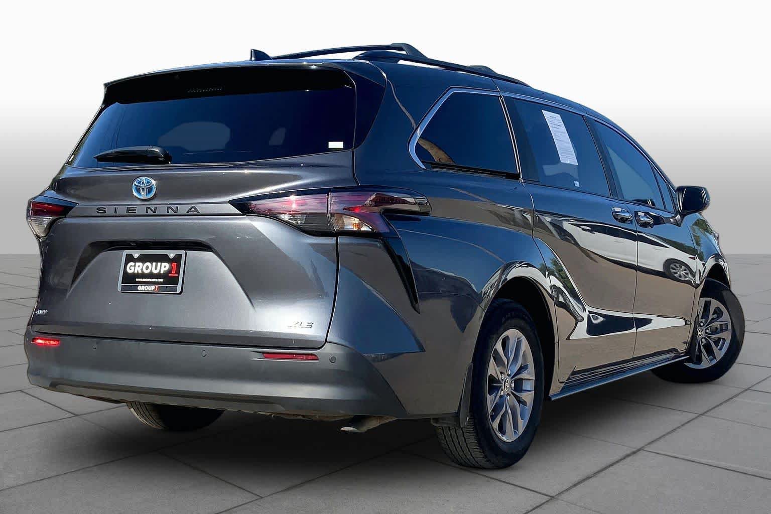 Used 2025 Toyota Sienna XLE FWD image 13