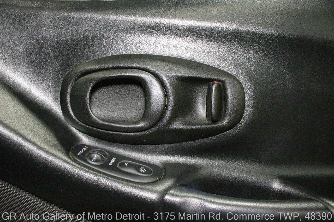 Used 2002 Chevrolet Corvette Convertible w/ Preferred Equipment Group2 RWD image 35