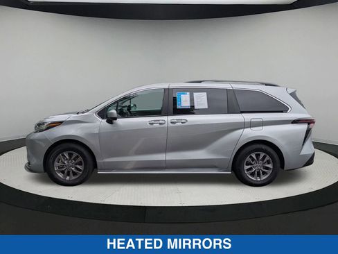 Used 2023 Toyota Sienna XLE image 7