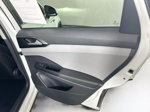 Used 2023 Volkswagen Taos SE w/ Panoramic Sunroof Package FWD image 29
