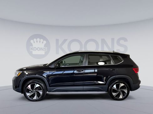 Used 2024 Volkswagen Taos SE w/ Panoramic Sunroof Package AWD/4WD image 2