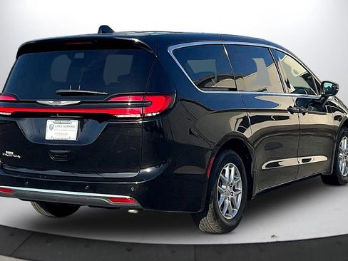 Used 2025 Chrysler Pacifica Select FWD image 9