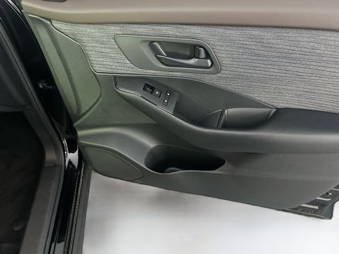 Used 2023 Nissan Rogue S image 31