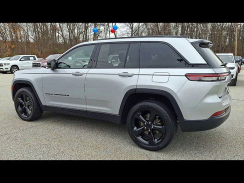 Used 2023 Jeep Grand Cherokee Altitude image 6