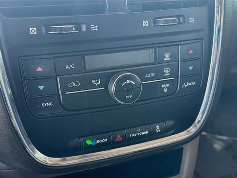 Used 2013 Chrysler Town & Country Touring FWD image 22