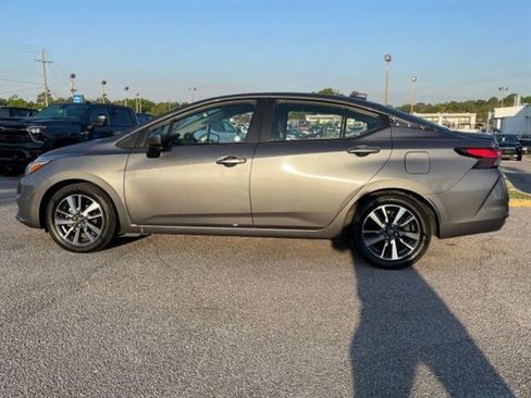 Used 2022 Nissan Versa SV image 4