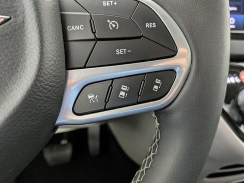 Used 2024 Chrysler Pacifica Touring-L FWD image 9