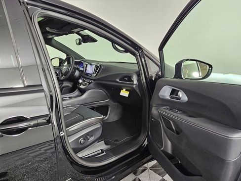 New 2026 Chrysler Pacifica Limited w/ Uconnect Theater Family Group image 39