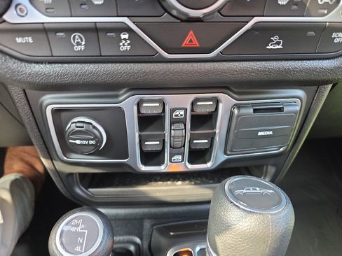 New 2025 Jeep Gladiator Sport image 23