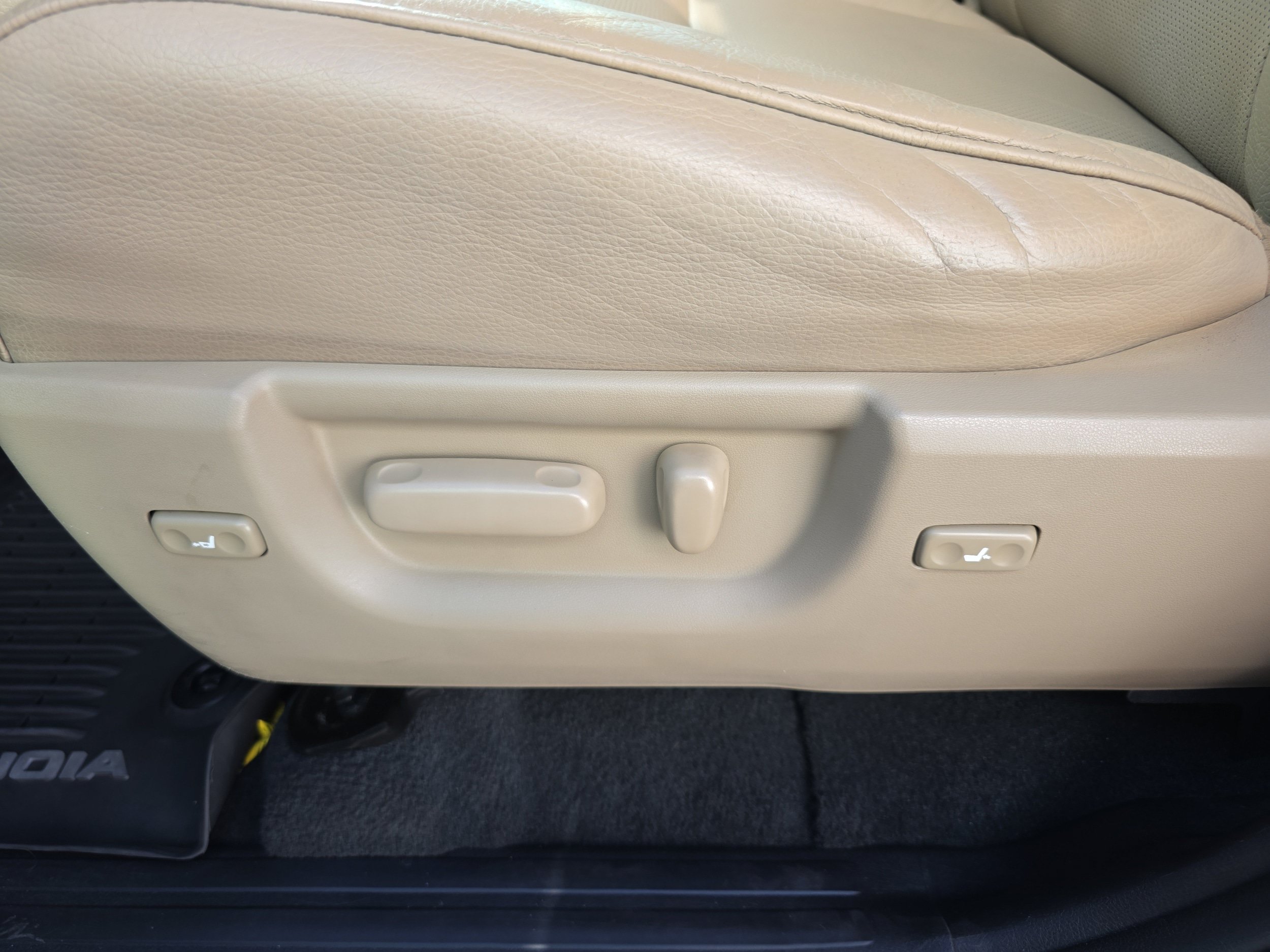 Used 2019 Toyota Sequoia Platinum w/ Carpet Mat Package (TMS) AWD/4WD image 12