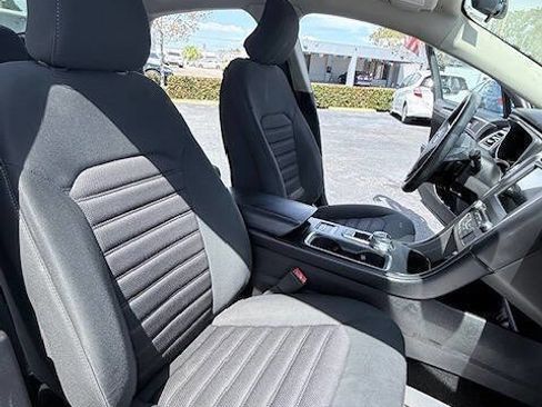 Used 2017 Ford Fusion SE w/ Fusion SE Technology Package image 12