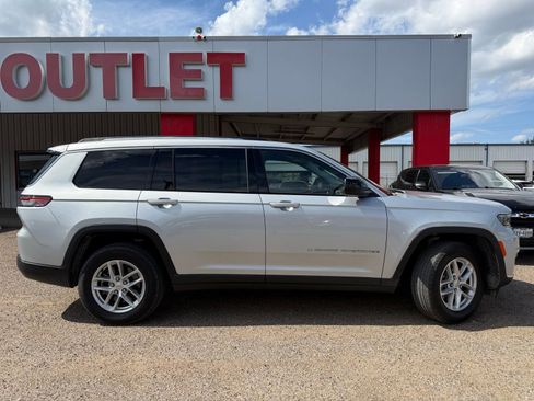 Used 2023 Jeep Grand Cherokee L Laredo RWD image 3