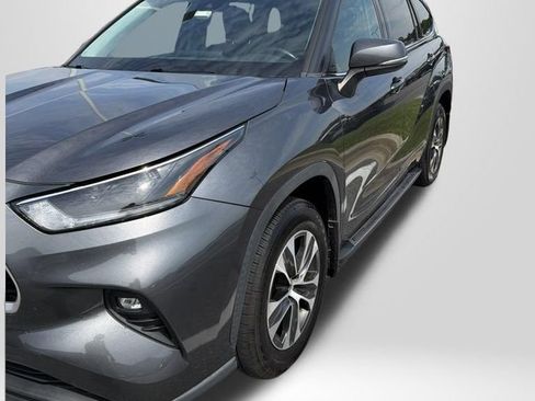 Certified 2021 Toyota Highlander XLE AWD/4WD image 2