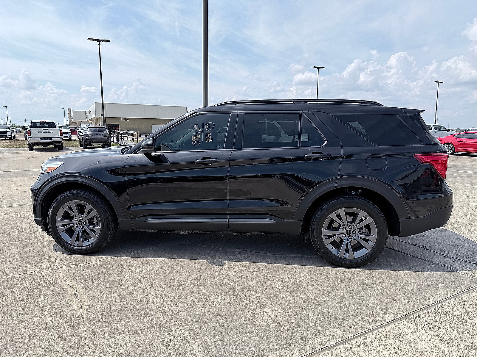 Used 2022 Ford Explorer XLT w/ Equipment Group 202A AWD/4WD image 4