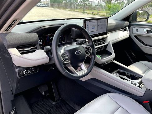 Used 2025 Ford Explorer Active w/ Active Comfort Package RWD image 13