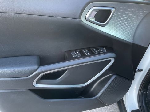 Used 2025 Kia Soul LX w/ LX Technology Package image 18