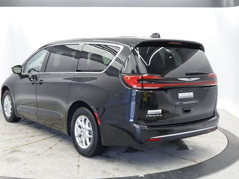 Certified 2023 Chrysler Pacifica Touring-L FWD image 3