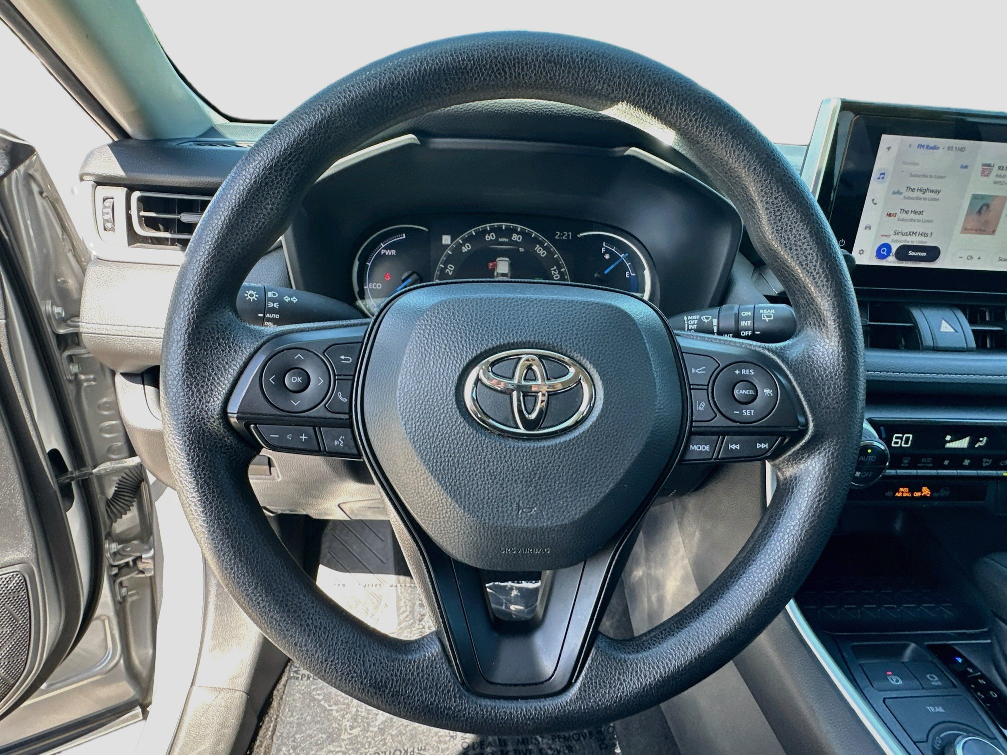 Used 2025 Toyota RAV4 XLE AWD/4WD image 10