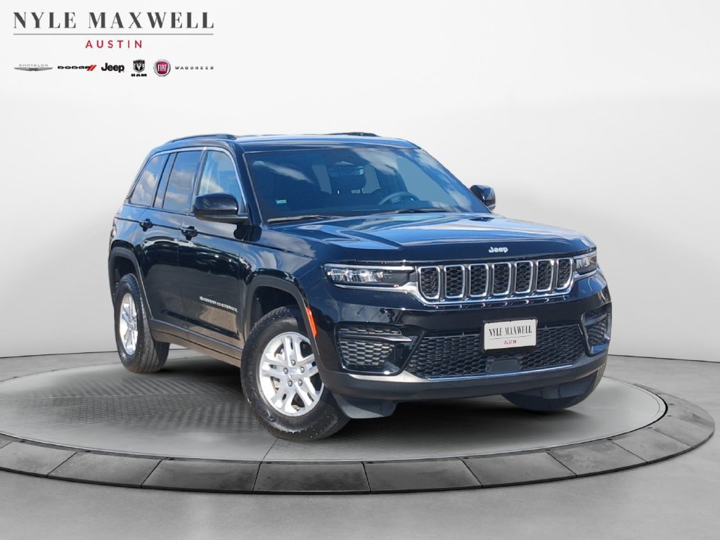 Used 2025 Jeep Grand Cherokee Laredo RWD image 2