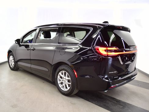 Used 2024 Chrysler Pacifica Touring-L FWD image 5