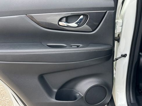 Used 2018 Nissan Rogue SV image 28