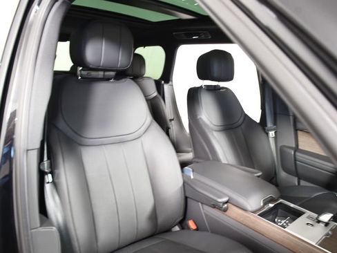 Certified 2025 Land Rover Range Rover SE image 19
