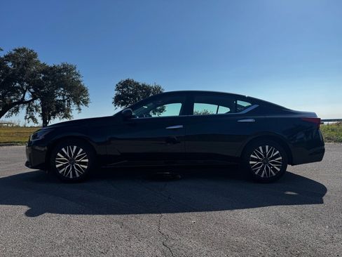 Used 2025 Nissan Altima 2.5 SV image 2
