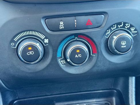 Used 2016 Jeep Cherokee Sport image 17