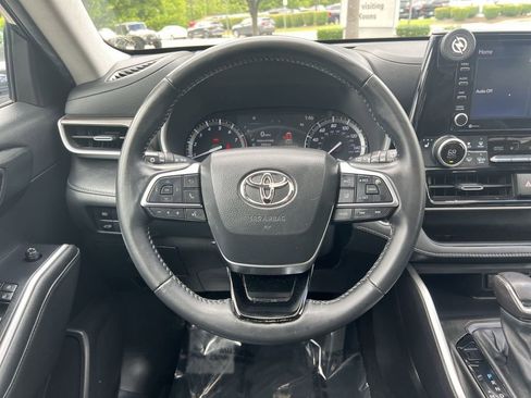 Used 2021 Toyota Highlander XLE AWD/4WD image 16