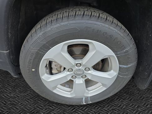 Used 2019 Jeep Compass Latitude w/ Cold Weather Group AWD/4WD image 11