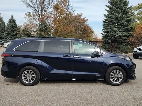 Used 2021 Toyota Sienna XLE image 31